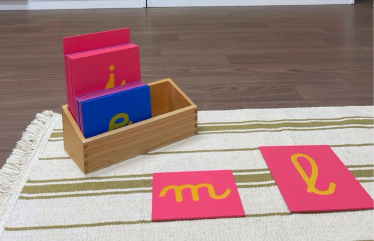 Les lettres rugueuses m et l posées sur un tapis